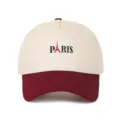 Detailansicht einer creme-maronfarbenen Baseballkappe mit Paris Eiffelturm-Stickerei - Verstellbar / Burgunderrot