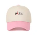 Vorderansicht einer zweifarbigen beige-rosa Basecap mit Paris Stickerei-Details - Verstellbar / Rosa
