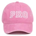 Detalle de una gorra de béisbol de algodón lavado rosa con bordado PRO en blanco - Rosa / Ajustable