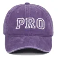 Vista de cerca del bordado PRO blanco en una gorra de béisbol de color púrpura retro - Púrpura / Ajustable