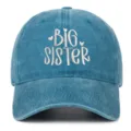 Gedetailleerde macro-opname van Big Sister borduursel op gewassen blauwe baseballpet - Verstelbaar / Big Sister Geborduurd Stijl / Meerblauw