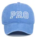 Vista detallada de una gorra de béisbol de algodón lavado azul con bordado PRO blanco - Azul claro / Ajustable