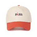 Detailansicht der PARIS-Stickerei auf einer zweifarbigen beige-orangen Baseballkappe - Verstellbar / Orangerot