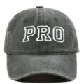 Detalle de primer plano de una gorra de béisbol gris lavado vintage con bordado 'PRO'. - Verde Militar / Ajustable
