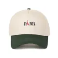 Nahaufnahme der retro PARIS Stickerei auf einer beigefarbenen und waldgrünen Baseballkappe - Verstellbar / Armeegrün