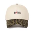 Frontansicht der beigen Five-Panel-Truckerkappe mit Paris-Stickerei und Leopard-Schirm - Verstellbar / Leopardenprint