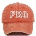 Vista detallada de gorra de béisbol naranja lavada con bordado PRO en color blanco - Naranja / Ajustable