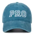 Detalle de primer plano de gorra de béisbol de mezclilla azul lavada con bordado PRO blanco - Azul lago / Ajustable