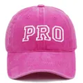 Primer plano de gorra de béisbol rosa bordada con letras PRO en blanco - Rosa rojo / Ajustable