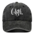 Primo piano del ricamo bianco 'Gigi' su un cappellino da baseball grigio lavato. - Regolabile / Nero