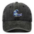Dettaglio del cappellino da baseball in cotone lavato con ricamo Grande Onda e testo giapponese - Regolabile / Nero