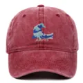 Dettaglio frontale di un berretto da baseball in cotone lavato con ricamo onda Hokusai - Regolabile / Borgogna