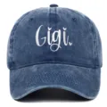 Vista dettagliata del ricamo Gigi su un cappellino da baseball in denim - Regolabile / Blu navy