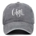 Primo piano del ricamo Gigi su questo berretto di cotone grigio in stile vintage - Regolabile / Grigio