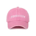 Primer plano de una gorra de béisbol de algodón lavado rosa con bordado PRODIGY. - Gorro lavado rosa para niños (6-12 años) / Ajustable