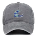Vista frontale di un cappellino da baseball in cotone lavato con ricamo a onde - Regolabile / Grigio
