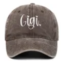 Dettaglio del ricamo Gigi su un cappellino da baseball vintage in cotone marrone. - Regolabile / Caffè