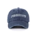 Vista detallada de gorra de béisbol de mezclilla azul con bordado PRODIGY blanco - Gorro lavado azul marino para niños (6-12 años) / Ajustable