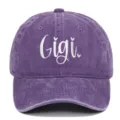 Dettaglio del ricamo bianco Gigi su un berretto da baseball viola lavato vintage - Regolabile / Viola