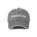 Primer plano de gorra de béisbol gris lavado con bordado PRODIGY blanco de estilo vintage. - Gorro lavado gris para niños (6-12 años) / Ajustable