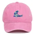 Detaillierte Nahaufnahme der Wellenstickerei auf einer rosa gewaschenen Baumwollkappe - Verstellbar / Rosa