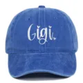 Vista dettagliata del ricamo bianco Gigi su un berretto da baseball in denim lavato blu - Regolabile / Blu zaffiro