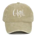 Dettaglio ricamo Gigi bianco su un cappellino da baseball vintage lavato kaki. - Regolabile / Kaki