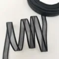 Dettaglio in primo piano del nastro in organza nero da 10 mm, perfetto per pacchi regalo. - Nero