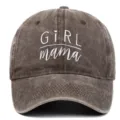 Vue détaillée d'une casquette de baseball vintage lavée marron avec broderie "GIRL mama". - Réglable / Café