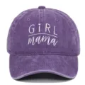 Détail de la casquette de baseball vintage lavée violette avec broderie blanche GiRL mama - Réglable / Violet