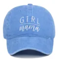 Gros plan sur la casquette de baseball vintage bleue avec broderie blanche GIRL mama - Réglable / Bleu clair