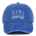 Gros plan sur une casquette en jean bleu délavé vintage avec broderie GIRL mama - Réglable / Bleu saphir