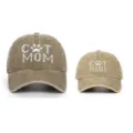 Vista frontal de las gorras de béisbol bordadas Cat Mom y Cat Mini en algodón lavado - Cat Mom & Mini / Set de 2 / Caqui