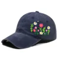 Detailansicht bunter Blumenstickerei auf einer dunkelblauen gewaschenen Baseballkappe - Einheitsgröße / Marineblau