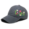 Detailansicht der grauen gewaschenen Baseballkappe mit bunter Wildblumenstickerei an der Seite - Einheitsgröße / Grau