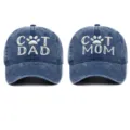 Conjunto de gorras de béisbol de mezclilla lavada con bordado blanco Cat Mom y Cat Dad - Cat Mom & Dad / Set de 2 / Azul marino