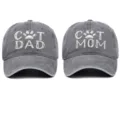 Vista detallada de gorras de béisbol de algodón lavado gris con bordado Cat Dad y Cat Mom. - Cat Mom & Dad / Set de 2 / Gris