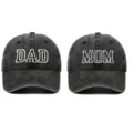 Detailansicht von zwei verwaschenen Jeans-Baseballkappen mit Dad und Mom Stickerei - Einheitsgröße / Set (2-teiliges Set) / Schwarz