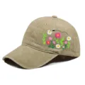 Detailansicht der bunten Blumenstickerei auf einer beige gewaschenen Baumwollkappe. - Einheitsgröße / Khaki