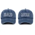 Set aus gewaschenen marineblauen Denim-Baseballkappen mit weißem DAD- und MOM-Stick - Einheitsgröße / Set (2-teiliges Set) / Marineblau