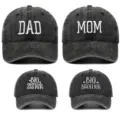 Lot de quatre casquettes de baseball délavées avec broderie pour toute la famille - Taille unique / Pack de 4 (Styles Dad, Mom, Sister, Brother) / Noir