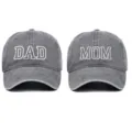Klassisches Set aus grau gewaschenen Baumwollkappen mit weißem DAD und MOM Stickereien - Einheitsgröße / Set (2-teiliges Set) / Grau