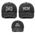 Vue détaillée de trois casquettes en denim délavé avec broderies Dad Mom et Big Sister. - Taille unique / Pack de 3 (Styles Dad, Mom, Sister) / Noir