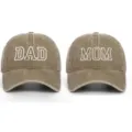 Nahaufnahme des weiß bestickten DAD- und MOM-Textes auf braunen Vintage-Baseballkappen - Einheitsgröße / Set (2-teiliges Set) / Khaki