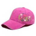 Nahaufnahme einer leuchtend pinkfarbenen Baseballkappe mit feiner Blumenstickerei für Damen - Einheitsgröße / Fuchsia