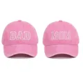 Set aus rosa gewaschenen Baumwoll-Basecaps mit gestickten DAD- und MOM-Buchstaben - Einheitsgröße / Set (2-teiliges Set) / Rosa