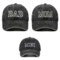 Detailansicht der bestickten Schriftzüge 'DAD', 'MOM' und 'MINI' auf einem Set Baseballkappen. - Einheitsgröße / Set (3-teiliges Set) / Schwarz