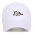 Detailansicht der Stickerei mit Capybara und Gans auf einer weißen Baumwoll-Basecap - Einheitsgröße / Weiß