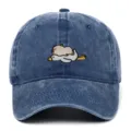 Detail von süßer Capybara- und Ganz-Stickerei auf einer blauen gewaschenen Jeans-Kappe - Einheitsgröße / Marineblau