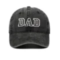 Nahaufnahme einer schwarzen Wasch-Denim-Baseballkappe mit weißem DAD-Sticklogo - Einheitsgröße / DAD (Erwachsenenstil/Vater) / Schwarz